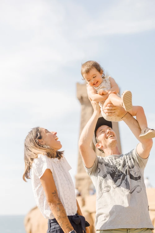 bonheur sourire enfant famille gris